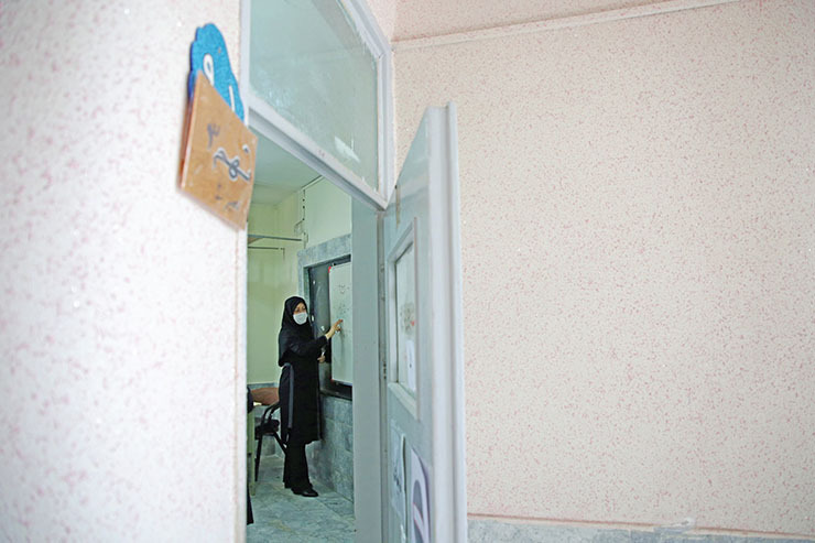 بازگشت یک کودک به مدرسه هزینه‌اش کمتر از آسیب‌هایی است که به‌دلیل دوری کودک از آموزش‌وپرورش به جامعه تحمیل می‌شود. نکته دیگر اینکه اگر امروز کاری برای این بچه‌ها نشود، نهضت سوادآموزی بعد از گذشت ۴۰ سال باید همچنان ادامه داشته باشد.