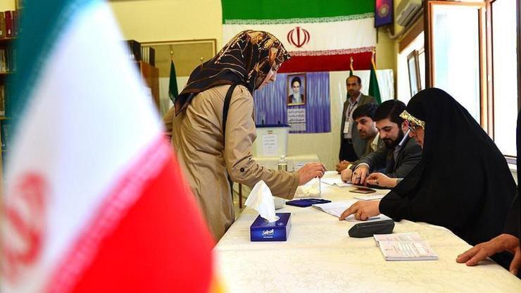 جمال عرف، رئیس ستاد انتخابات کشور، در گفت‌‌وگویی با بیان اینکه در این دوره در زمان ثبت نام کاندیدا‌ها در انتخابات ریاست جمهوری و شورا‌ها به هیچ عنوان شاهد تجمع و مراجعه حضوری ثبت‌نام‌کنندگان نخواهیم بود، گفت: در هماهنگی با شورای نگهبان مقرر شد که ثبت نام کاندیدا‌ها برای انتخابات ریاست جمهوری و شورا‌ها فقط از طریق نرم‌افراز تلفن همراه و به‌صورت الکترونیکی صورت گیرد.
