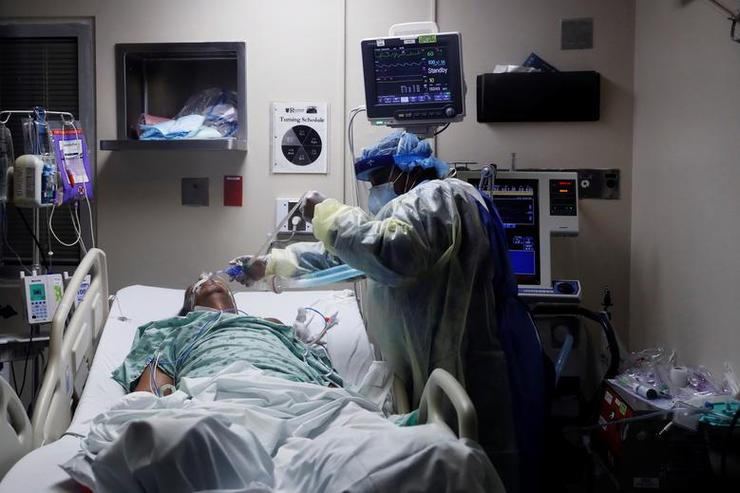 در حال حاضر (۲۷ آذرماه) آمریکا با بیش از ۱۷ میلیون و ۳۹۴ هزار مبتلا، از نظر تعداد مبتلایان به این ویروس در رده اول قرار دارد و کشور‌های هند، برزیل و روسیه در رده‌های دوم تا چهارم هستند.