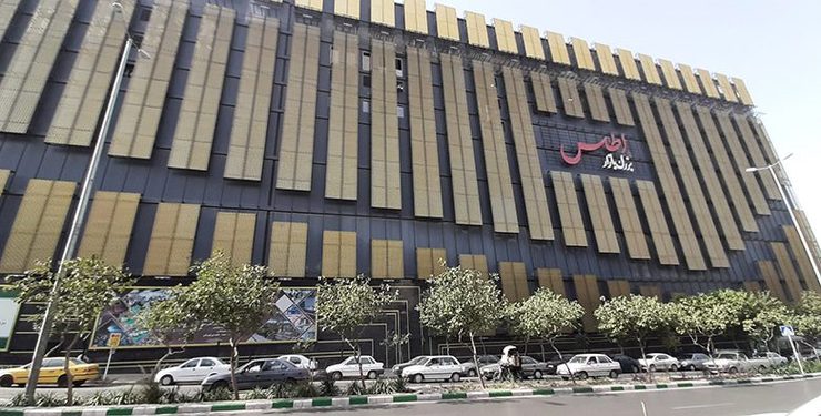 مالک می‌تواند با طی‌کردن مراحلی قا‌نونی به‌طور کلی کاربری این مکان را تغییر دهد. در اینجا قصه کلا عوض می‌شود. این یعنی تکه‌ای از شهر که چند سالی مزه فیلم‌دیدن در سینما را در کنار دغدغه‌های خاص زندگی در حاشیه شهر چشیده بود، دچار نوعی سرخوردگی فرهنگی می‌شود.