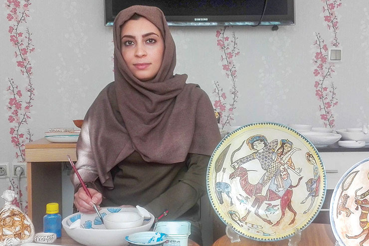 رنگ‌ها و نقش‌ها در پیچ و خم یک ظرف که از دل داغ کوره بیرون آمده است با تو حرف‌ها دارد وقتی در دستانت جای می‌گیرد. هر یک مسیری را طی کرده است تا به این شکل درآمده و هر یک نتیجه زحمت و خلاقیت هنرمندی توانمند است. هنرمندی مانند یگانه شریفی نوقابی، ساکن محله ارشاد که در حوزه نقاشی و همچنین طراحی و ساخت ظروف سرامیکی فعالیت دارد.