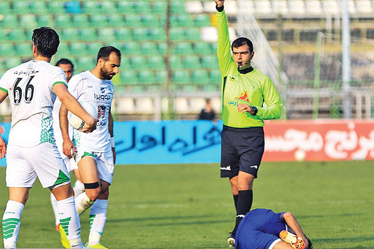 هفته هفتم لیگ برتر فوتبال با قضاوت پرحرف‌وحدیث داور مشهدی در دیدار ذوب‌آهن و استقلال درحالی به پایان رسید که بحث و نظر‌ها درباره ۲ صحنه از بازی زیاد بود.