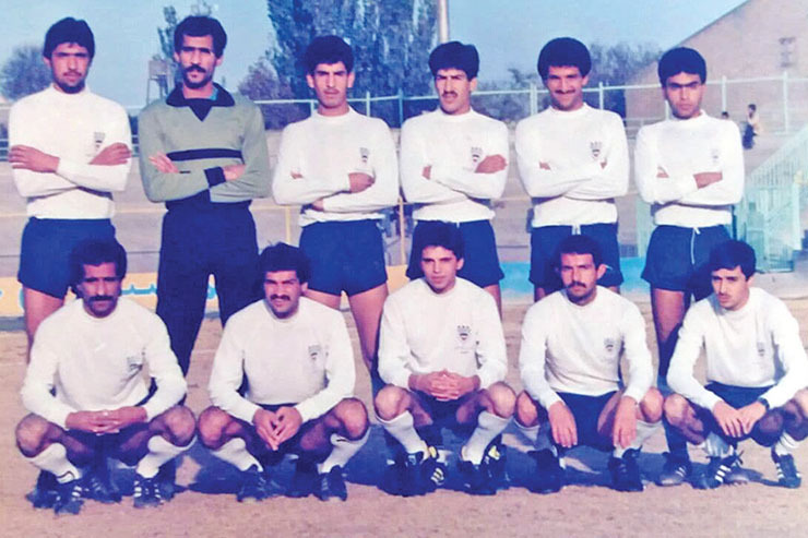 تیم فوتبال دهداری مشهد در دهه شصت و همانطور که در عکس مشخص است جوانگرایی حرف اول را در این تیم می زد.
