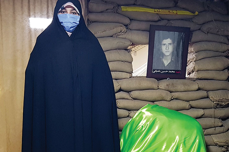 «نفیسه نسترنی»، ۲۶ ساله یکی از فعالان محله بهشتی است که این هفته با او گفتگو کردیم تا از فعالیت‌هایش برایمان بگوید. محل قرارمان در «کانون شهید شعبانی» بود، همان مکانی که در فاز اول و دوم کرونا محل تولید ماسک بود و بانوان محله در این زمینه خوش درخشیدند.