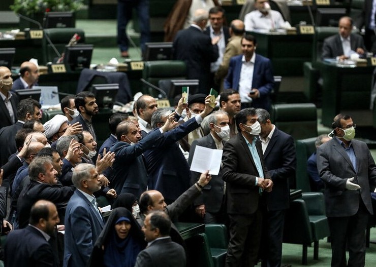 هر روز که به انتخابات ریاست‌جمهوری سیزدهم نزدیک‌تر می‌شویم، میزان حملات به دولت و شدت و حدّت آن به‌شکل معناداری افزایش می‌یابد. فضای پس از انتخابات ریاست‌جمهوری آمریکا و تلاش جریان‌های گوناگون برای کسب عنوان «قهرمانی رفع تحریم» هم مزید بر علت شده است تا جبهه‌ای تازه علیه دولت گشوده شود.