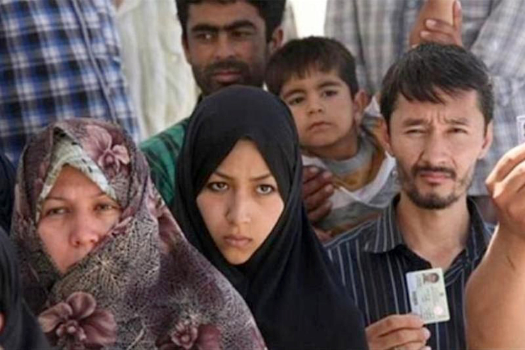مدیرکل امور اتباع و مهاجران خارجی خراسان رضوی با بیان اینکه تا زمانی که جنگ و ناامنی در افغانستان باشد ما شاهد حضور افغانستانی‌ها در ایران هستیم گفت: هم اکنون ۳۲۰ هزار مهاجر افغانستانی به صورت قانونی در خراسان رضوی زندگی می‌کنند.