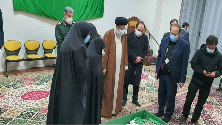 رئیس قوه قضاییه با حضور در معراج شهدا ضمن قرائت فاتحه بر پیکر شهید محسن فخری‌زاده، با خانواده این شهید گرانقدر دیدار کرد.
