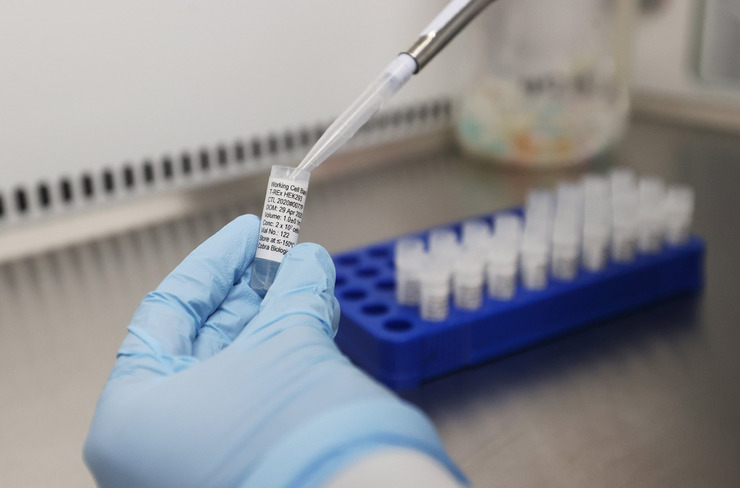 اگرچه هنوز جزییات کاملی از تجزیه و تحلیل موقت شرکت های دارویی Moderna و Pfizer/BioNTech و AstraZeneca (که طبق توافق با دانشگاه آکسفورد، AstraZeneca مسئول تولید و توزیع واکسن این دانشگاه در سراسر جهان است) منتشر نشده است اما این گزارش های اولیه بیش از انتظار بسیاری از کارشناسان واکسن بوده است.