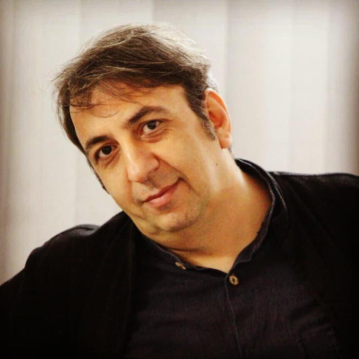 سید‌جواد اشکذری روزنامه‌نگار، منتقد، پژوهشگر، نمایشنامه‌نویس و کارگردان تئاتر است. او نخستین فعالیت‌های فرهنگی و هنری خود را از نوجوانی در سال‌های میانی دهه شصت آغاز کرد و اکنون که در واپسین سال سده چهاردهم خورشیدی هستیم، تجربه‌های فراوانی در عرصه‌های عروسک‌گردانی و کارگردانی و نویسندگی و رسانه‌ای و مدیریتی در کارنامه خود دارد.