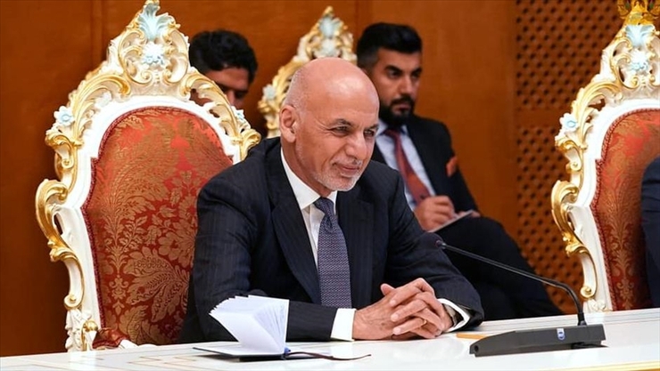 اشرف غنی رئیس جمهور افغانستان در مراسم دریافت دکترای افتخاری در دانشگاه ملی تاجیکستان، شعر رودکی را اشتباه خواند که بسیار میان کاربران افغانستانی خبرساز شده است. وی شعر مشهور رودکی «بوی جوی مولیان آید همی» را در دانشگاه ملی تاجیکستان نادرست خواند.