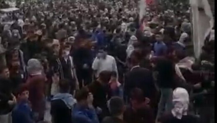 رئیس دانشگاه علوم پزشکی جندی شاپور اهواز با اشاره به برگزاری مراسم ختم چندین هزار نفری امروز در شوش گفت: امروز تصاویر مراسمی با حضور چند هزار نفر در شهرستان شوش را دیدم و تاسف خوردم که چگونه تلاش و زحمات همکاران ما در نظام سلامت و سایر ارگان‌ها برای مهار موج کرونا در حال تلف شدن است.