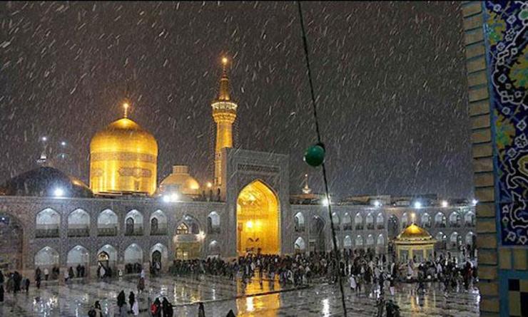 کارشناس اداره کل هواشناسی خراسان رضوی گفت: بر اساس تحلیل نقشه‌های آینده نگری و تصاویر ماهواره‌ای، این سامانه بارشی از غرب وارد استان شده و پیامد آن افزایش سرعت باد، ابرناکی و رگبار پراکنده همراه با رعد و برق است که تا روز یکشنبه هفته آینده ادامه خواهد داشت.