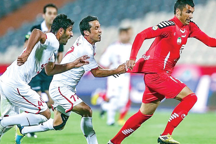 شاگردان اکبر میثاقیان در آبان سال‌۹۲ اولین تقابل خود را با پرسپولیس در چارچوب رقابت‌های جام حذفی برگزار کردند. پدیده که آن‌روز‌ها در لیگ دسته‌اول بازی می‌کرد، در یک مسابقه دیدنی موفق شد در وقت‌های قانونی با نتیجه ۱‌بر‌۱ پرسولیس را در ورزشگاه آزادی متوقف کند؛ اما اخراج ۲ بازیکن این تیم در وقت‌های اضافه باعث شد تا نماینده مشهد ۴ گل دیگر دریافت کند و از گردونه این بازی‌ها کنار برود. نکته جالب اینکه یونس شاکری، مهاجم آن‌روز‌های پرسپولیس، در پایان این بازی، عنوان فنی‌ترین بازیکن میدان را به خود اختصاص داد.