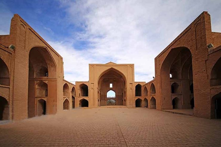 مسجد جامع اردستان بیش از ۱۰۰۰ سال قدمت دارد، آنچه موریانه‌ها به آرامی در حال ویران کردن‌اش هستند، یکی از بی‌نظیرترین آثار معماری ایران و جهان و نخستین مسجد دو طبقه و دومین مسجد چهار مناره جهان است.