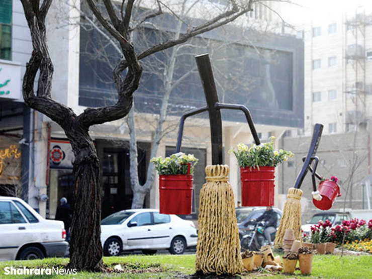 نوروز ۱۴۰۰ هم با خودنمایی نشان‌هایی که تولدشان با آمدن بهار رقم می‌خورد به پایان رسید. مشهد در نوروز ۱۴۰۰، شهر شعر و نور شده بود. کلان‌شهر مشاهیر. آبادی پنجره‌های روشن و پهلوانان بیدار و در حال ستیز با ویروس جهانی کرونا.