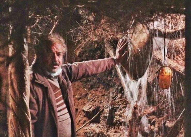 یکی از بخش‌های جالب فصل سوم «نون خ»، کار در معدن طلای نورالدین خانزاده بود. مهدی فرجی، تهیه‌کننده سریال، با سخت توصیف کردن ساخت این لوکیشن، تاکید کرد همه موانع و مشکلات این کار را عوامل پروژه برای دیدن لبخند مردم ایران به جان خریدند.