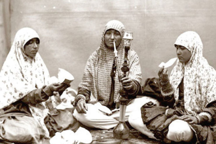 در قدیم، زنان در ایام نوروز به تفریحات و سرگرمی‌هایی می‌پرداختند که بخشی از آن بین مردم خراسان رواج داشته که به مرور زمان از بین رفته یا رو به فراموشی است هرچند در سال‌های گذشته برخی پژوهشگران با جمع‌آوری فرهنگ و فولکلور شفاهی تلاش کرده‌اند به ثبت آن بی‌تفاوت نباشند.