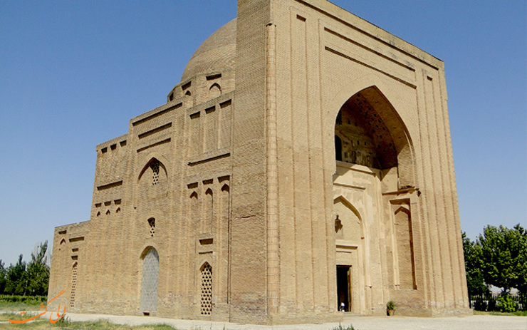 در مشهد او را با بنای «هارونیه» یا «زندان هارون» می‌شناسند که در خاک توس و در یک‌کیلومتری آرامگاه فردوسی قرار دارد، اما کمتر کسی می‌داند، هارون‌الرشید در حرم مطهر رضوی، درست در کنار ضریح حضرت‌رضا (ع) و پیش از ایشان در این مکان دفن شده است.