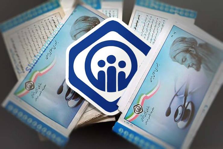خانمی که در پذیرش نشسته، از پشت پلاستیک‌هایی که برای رعایت فاصله اجتماعی نصب شده است، می‌گوید: اگر نوبت می‌خواهید فقط باید دفترچه بدهید!