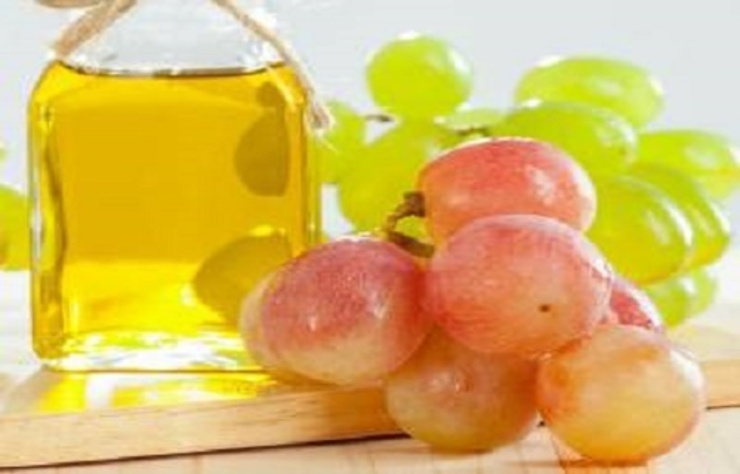 روغن هسته انگور یک مکمل غذایی است که با خشک و خرد کردن دانه‌های تلخ انگور به دست می‌آید.