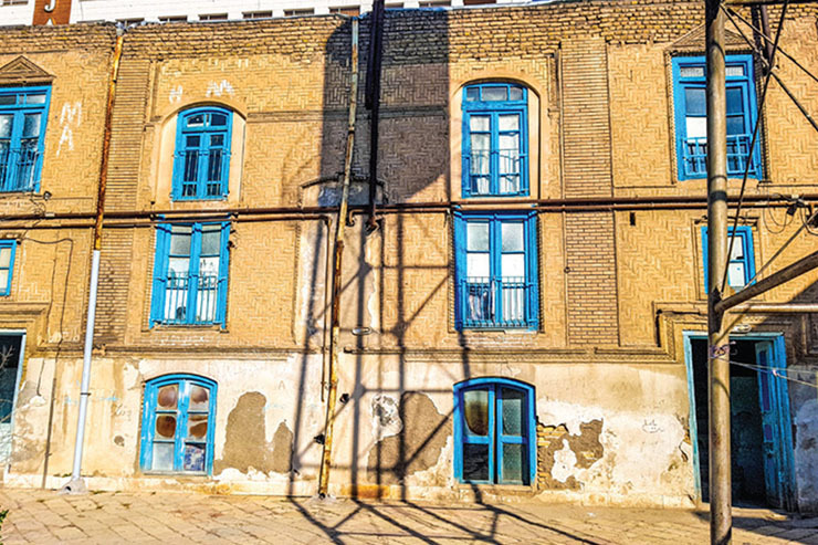 دیروز ۱۷ فروردین، خبر تخریب بخش بزرگی از خانه کوزه‌کنانی که جزو اندک میراث تاریخی و هویتی باقی‌مانده مشهد است، چاپ و منتشر شد.