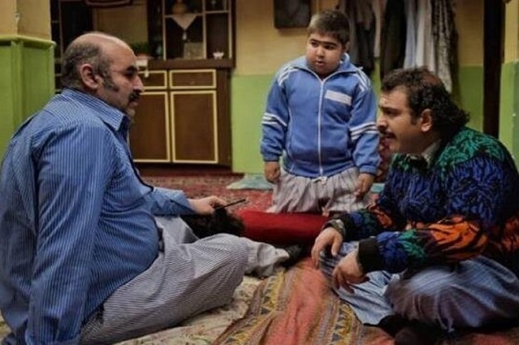 «نوروز رنگی» با آن لهجه شیرین مشهدی، پرداختن به نوستالژی‌های دهه ۶۰ و صد البته در بستر یک روایت کمدی توانست در نوروز ۱۴۰۰ پدیده سیمای ملی باشد.