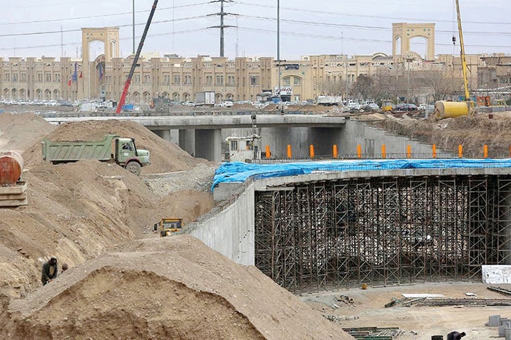 با هدف کاهش بارترافیکی صدمتری، کاهش آلودگی هوا و از بن بست خارج شدن شهرک‌های مجاور این پروژه، عملیات ساخت تقاطع غیرهمسطح مصلا در بهمن ماه سال ۹۸ آغاز شد.