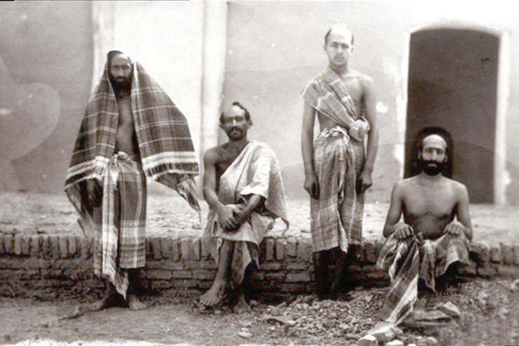 حمام کردن سنتی دیرینه در ایران پیش و پس از اسلام بوده که همه کاربری اش در تن شستن خلاصه نمی‌شده است؛ گرمابه‌ها درواقع پاتوق توده‌های مردم و محلی‌ها برای گفتگو درباره مسائل روز و در جریان اخبار قرارگرفتن، خوش وبش کردن یا عقد قرارداد‌های مهم بوده و با رسومی مانند پسندیدن دختر‌های دم بخت، تولد نوزاد، نوروز و دیگر جشن‌ها پیوند داشته است.
