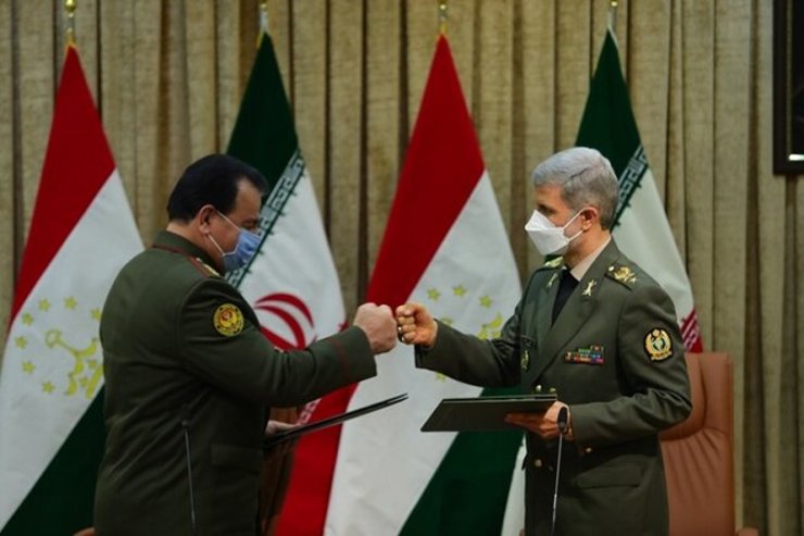 امیر حاتمی در پایان دور دوم مذاکرات وزرای دفاع ایران و تاجیکستان در جمع خبرنگاران گفت: دو کشور ایران و تاجیکستان در تهدید تروریسم هستند، البته کل منطقه ما با این تهدید روبروست و هر دو کشور مخالف این نوع تهدیدات هستند که عمدتاً ریشه آن در دخالتهای فرامنطقه ای است.