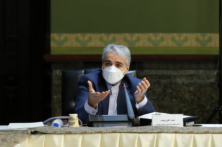 رئیس سازمان برنامه و بودجه از افزایش ۵۰ درصدی حقوق کارمندان و بازنشستگان خبر داد و گفت: برای برخی از بازنشستگان، حقوق و دستمزد بالغ بر ۵۰ درصد رشد داشته است.