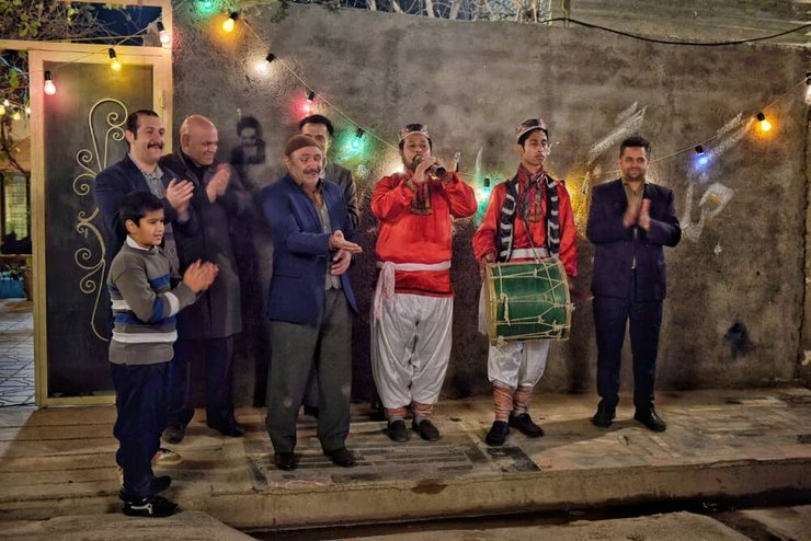 علی مسعودی، نویسنده و کارگردان سریال «نوروز رنگی» در واکنش به حواشی و انتقادات همکاری با علی صبوری و جواد خواجوی معتقد است که این افراد واقعا هنرمند هستند و خاک صحنه خوردند و بعد در فضای مجازی دیده شده‌اند.