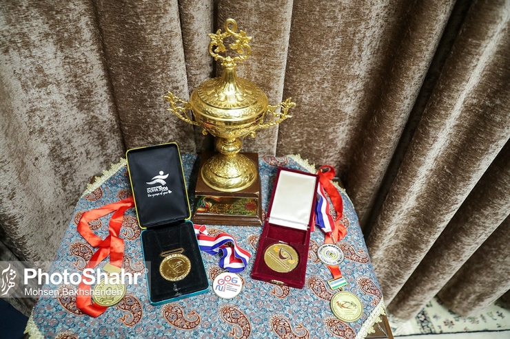 حسین رضازاده، قهرمان اسبق وزنه برداری ایران و جهان که پیش از این بخشی از مدال های دوران ورزشی اش را به موزه آستان قدس اهدا کرده بود، عصر امروز باقی مانده مدال هایش را به این آستان تقدیم کرد. علاوه بر رضازاده، محسن بیرانوند، حمید لکزایی و الهام حسینی مدال هایشان را با این موزه دادند.
