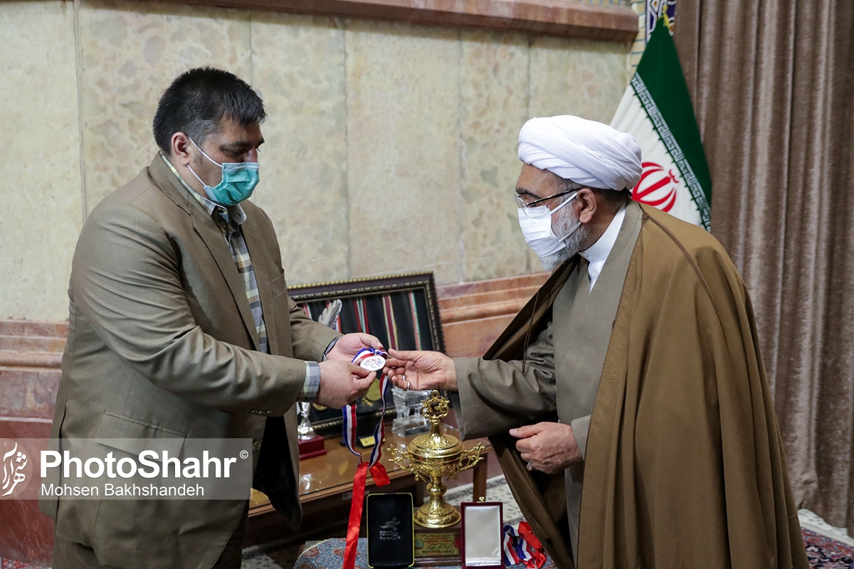 اهدای مدال‌های حسین رضا‌زاده، قهرمان وزنه‌برداری به موزه آستان قدس+تصاویر