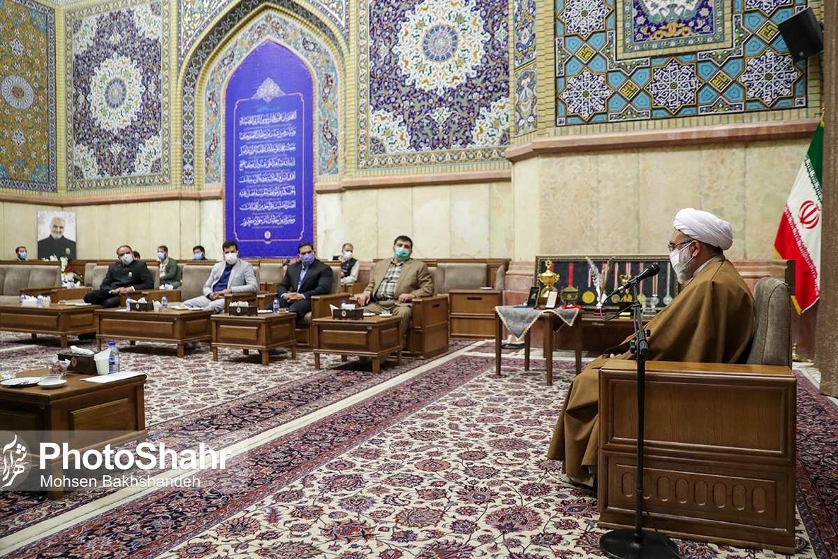 اهدای مدال‌های حسین رضا‌زاده، قهرمان وزنه‌برداری به موزه آستان قدس+تصاویر