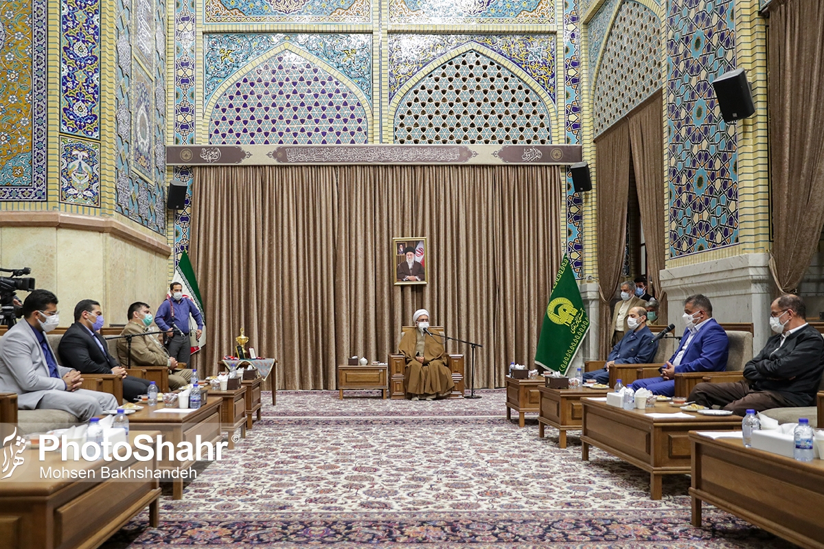 اهدای مدال‌های حسین رضا‌زاده، قهرمان وزنه‌برداری به موزه آستان قدس+تصاویر