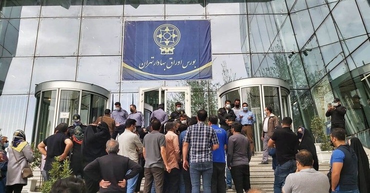 تعدادی از سهامداران حقیقی در اعتراض به ریزش بازار و زیان‌های وارده به آن‌ها مقابل بورس اوراق بهادار تهران تجمع کردند.