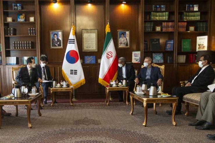 چانگ سیه کیون، نخست وزیر کره جنوبی صبح امروز با علی لاریجانی، مشاور مقام معظم رهبری دیدار و گفت‌وگو کرد.