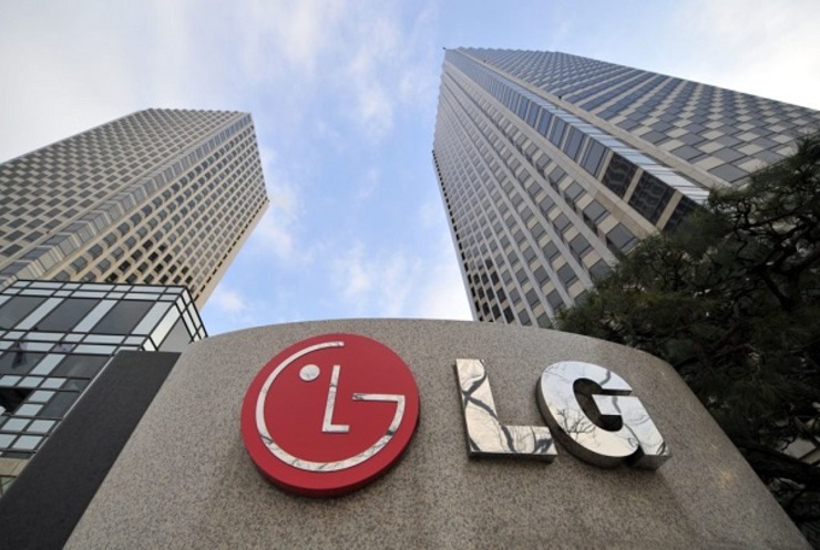 شرکت کره‌ای LG پس از سال‌ها زیان دهی در بازار رقابتی تلفن‌های همراه هوشمند از آن خداحافطی کرد. شرکتی که پرچم دار‌های اندرویدی زیادی را به بازار عرضه کرده بود اعلام کرده است تا مدتی به عرضه و پشتیبانی از مدل‌های قدیمی خود ادامه خواهد داد. خداحافظی شرکتی که در سال ۲۰۱۳ رتبه سوم برترین تولیدکننده تلفن‌های همراه هوشمند را در اختیار داشت برای تحلیلگران نیز کمی عجیب به نظر می‌رسید.