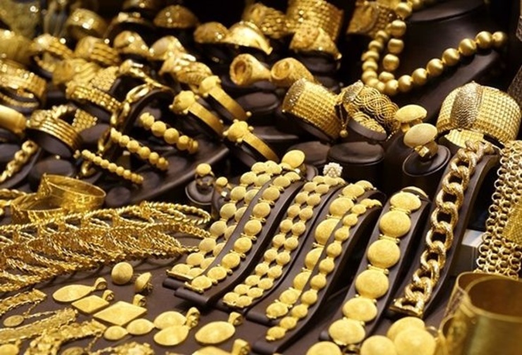 قیمت طلای ۱۸ عیار با پنج هزار تومان افزایش به یک میلیون و ۴۰ هزار تومان رسید. رئیس اتحادیه طلای تهران می‌گوید: افزایش انس جهانی طلا را گران کرد. پیش‌بینی می‌شود قیمت طلا اندکی گران شود.