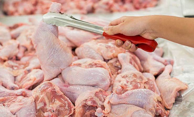 معاون توسعه بازرگانی وزارت جهاد کشاورزی از ایجاد ثبات در بازار مرغ خبر داد و گفت: طبق مصوبه قرارگاه ساماندهی مرغ، از امروز مرغ قطعه بندی شده در مقادیری که در جلسه مصوب شد، به بازار عرضه خواهد شد.