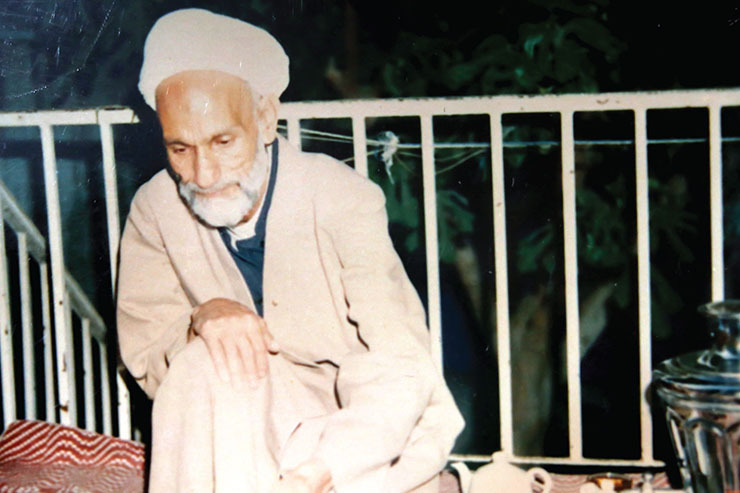 بیشتر می‌خواهد از شیخ محمد واله بگوید تا خودش. طول می‌کشد تا بخواهد برای ما بگوید چه اتفاقی باعث شده است او سراغ این شخصیت خاص برود. می‌گوید کودکی اش را در مجالس شیخ واله گذرانده است و حالا می‌خواهد به او ادای دین کند.