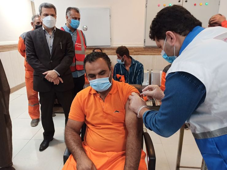 امروز رئیس دانشگاه علوم پزشکی آبادان در خبری گفت: تعدادی از مدیران شهرداری و اعضای شورای این شهر با قرار دادن نام خود در لیست پاکبانان دریافت کننده واکسن کرونا، از سهمیه واکسن آن‌ها استفاده کردند. دقایقی پیش محمود رضا شیرازی، شهردار آبادان در واکنش به این خبر گفت: خود پاكبانان خواستند كه من و امام جمعه هم واكسن بزنيم.