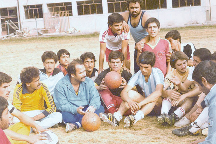 جمع صمیمی پیامی‌ها در دهه ۶۰- عکسی دیدنی از بازیکنان تیم پیام مشهد در اوایل دهه ۶۰ که گرد جواد مرادنژاد جمع شده‌اند. عکس در زمین شماره ۲ تختی مشهد گرفته شده است که پیامی‌ها بعد از یک تمرین شاداب این لحظه صمیمی را از خود به یادگار گذاشته‌اند.
عکس از آلبوم جواد مرادنژاد