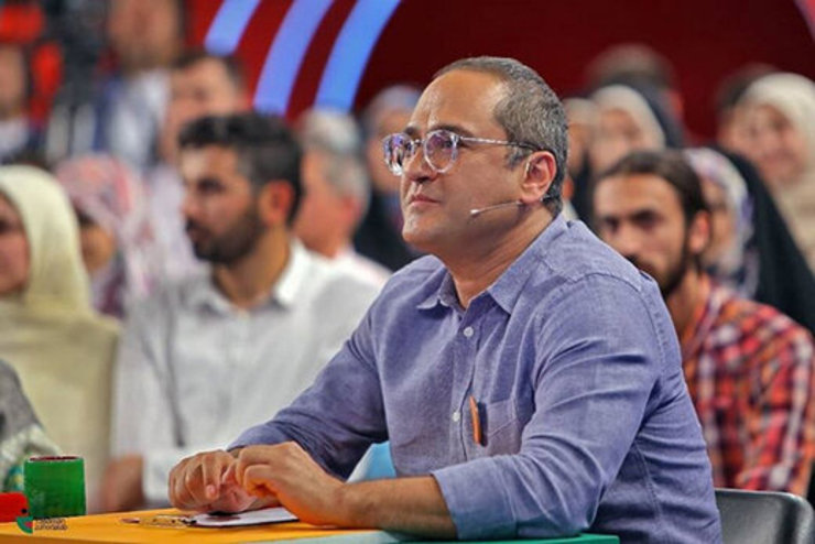  رامبد جوان شب گذشته با تیپ دهه شصت به خندوانه آمد و لحظات خاطره انگیز آن دوران را بازسازی کرد.