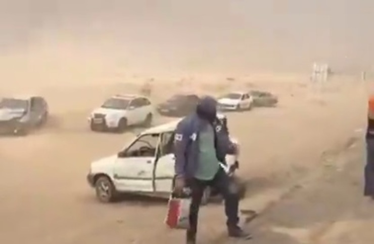 ویدئویی از تصادف چندین خودرو در جاده شیراز - اصفهان به خاطر وزش شدید باد را در ادامه ببینید.