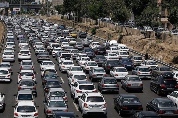 ترافیک در جاده‌های ورودی و خروجی مشهد نیمه سنگین و پرحجم است.