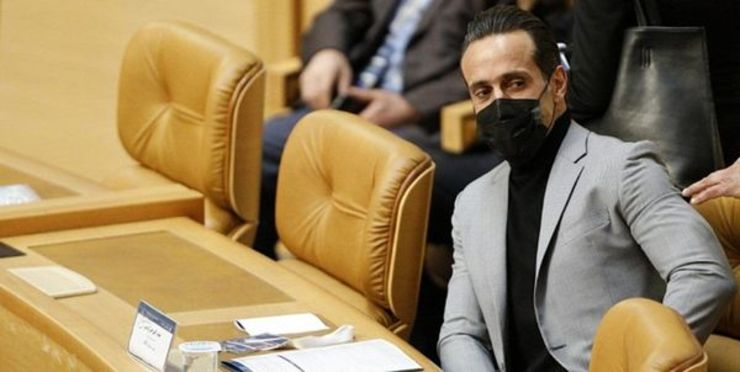 درحالیکه مدتی است از انتخابات فدراسیون فوتبال گذشته، اما علی کریمی همچنان با متلک‌های اینستاگرامی خود عزیزی خادم را نقد می‌کند.