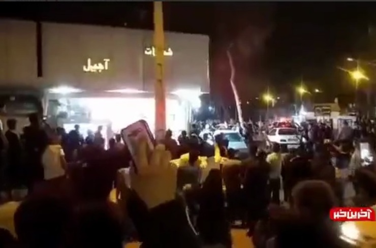 شب گذشته سارق اتومبیل تحت تعقیب پلیس به داخل یک شیرینی فروشی گریخت و شاگرد مغازه که یک نوجوان ۱۴ ساله بود را به گروگان گرفت.