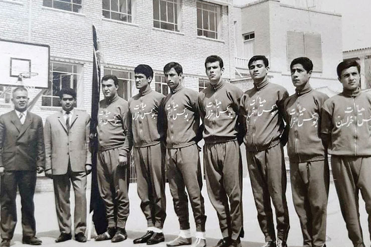 این تصویر مربوط به اعزام تیم بوکس خراسان به بیست‌و‌یکمین دوره مسابقات قهرمانی کشور در اصفهان است؛ فروردین سال‌۱۳۴۶. نفرات به‌ترتیب از چپ: شادروان سیداحمد شجاعی (رئیس هیئت بوکس وقت خراسان)، منوچهرن نقافی (مربی تیم)، روان‌شاد محمدرضا دلاور (کاپیتان تیم)، عزت‌ا... تیمورپناه، روان‌شاد غلامرضا کنجکاو، شادروان علی‌اصغر عطار، خالقی هاشمیان، پرویز علیزاده و حسین آقایی.