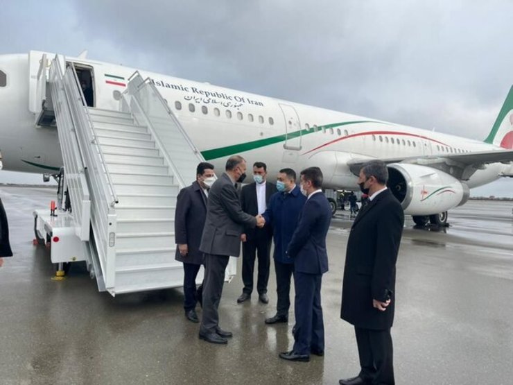 وزیر خارجه کشورمان در بدو ورود به آذربایجان گفت: برنامه هایی برای توسعه همکاریهای دوجانبه میان تهران و باکو داریم.